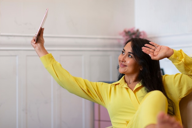 Gratis foto medium shot vrouw die praat tijdens een videogesprek