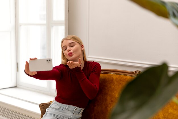 Medium shot vrouw die selfie maakt