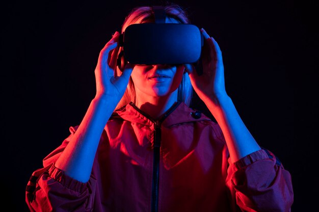 Medium shot vrouw die virtual reality ervaart