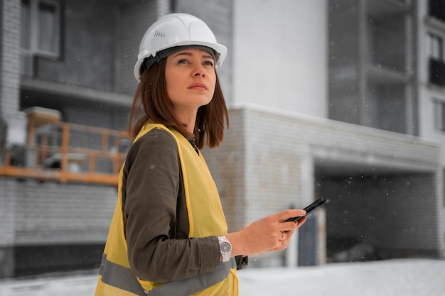 Gratis foto medium shot vrouw die werkt als ingenieur