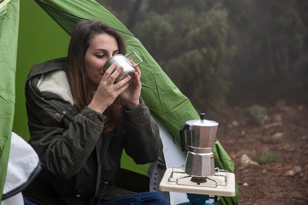 Medium shot vrouw drinken uit mok