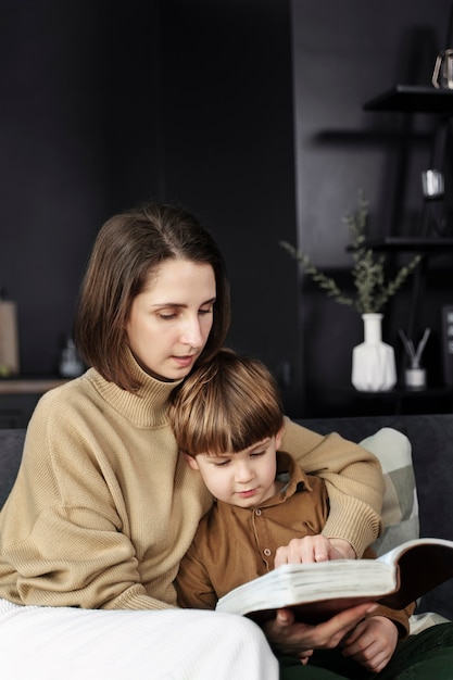 Gratis foto medium shot vrouw en kind bijbel lezen