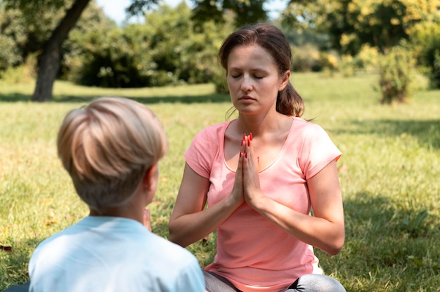 Medium shot vrouw en kind buitenshuis