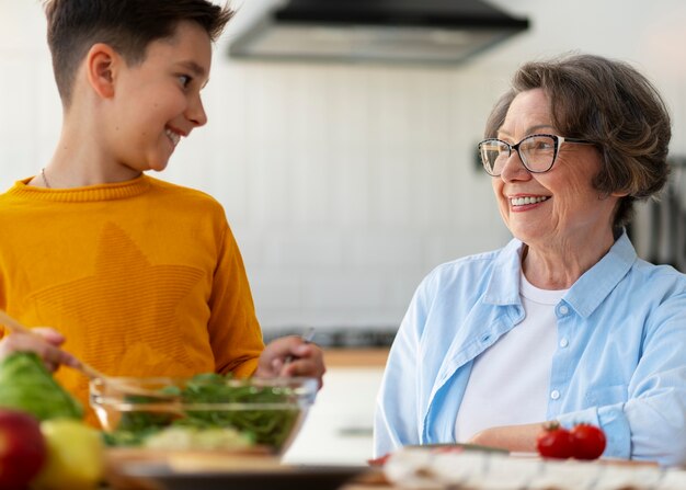 Medium shot vrouw en kind die samen koken