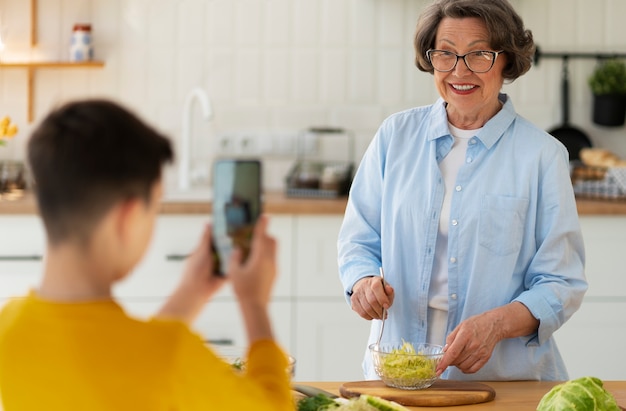 Medium shot vrouw en kind die samen koken