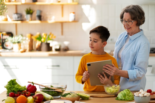 Medium shot vrouw en kind die samen koken