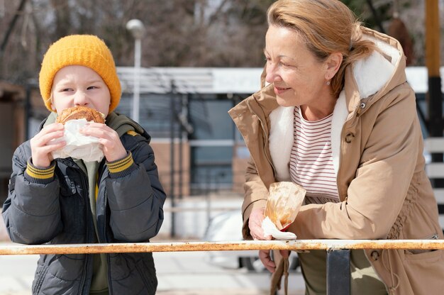 Medium shot vrouw en kind met snacks