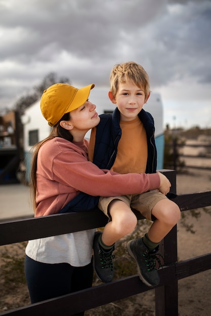 Gratis foto medium shot vrouw en lachend kind