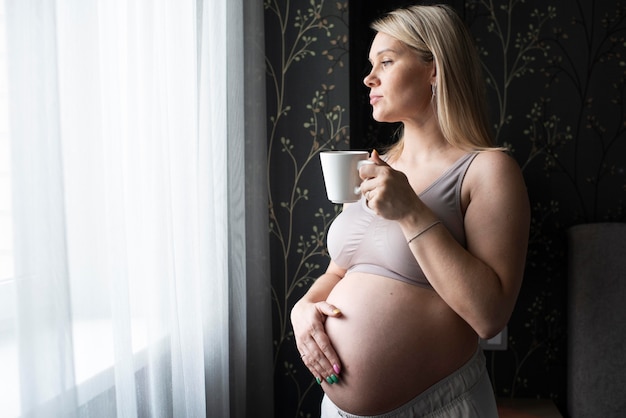 Medium shot vrouw kijkt uit het raam