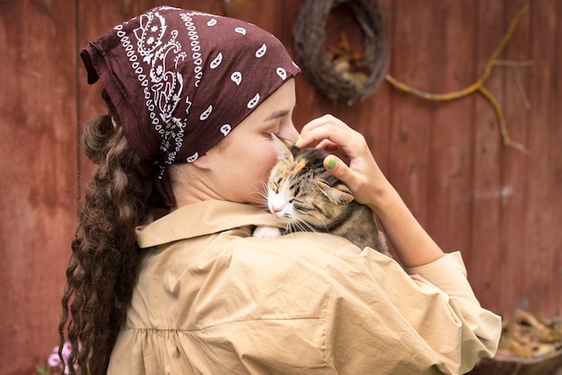 Gratis foto medium shot vrouw knuffelen schattige kat