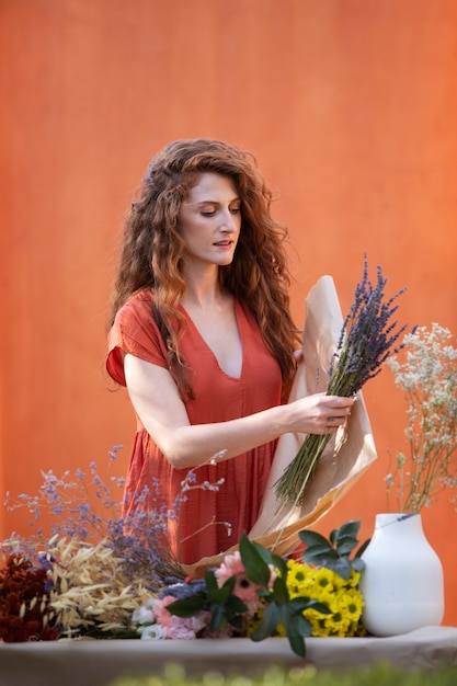 Medium shot vrouw met bloemen