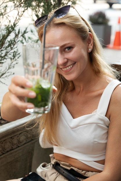 Medium shot vrouw met drankje