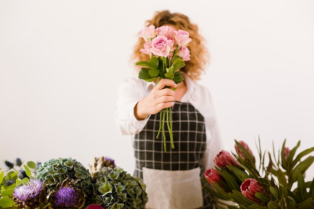 Medium shot vrouw met een boeket rozen