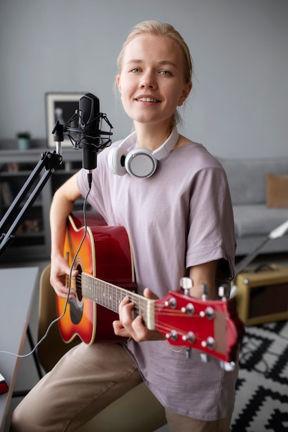 Gratis foto medium shot vrouw met gitaar