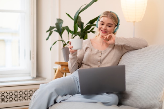 Medium shot vrouw met koptelefoon op