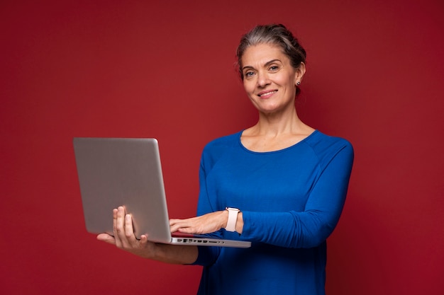 Gratis foto medium shot vrouw met laptop