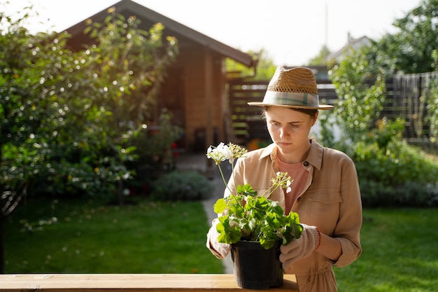 Medium shot vrouw met potplant