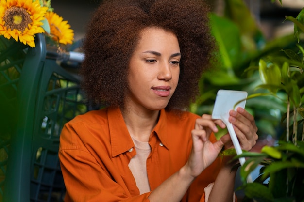 Medium shot vrouw met prachtige zonnebloemen