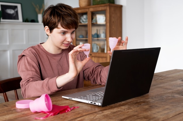 Medium shot vrouw met roze menstruatiecups erin