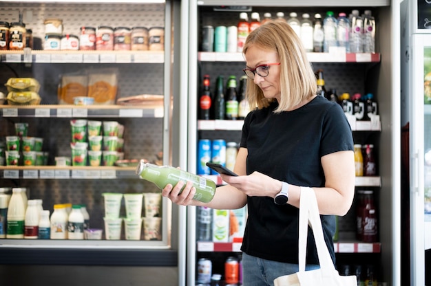 Medium shot vrouw met smartphone