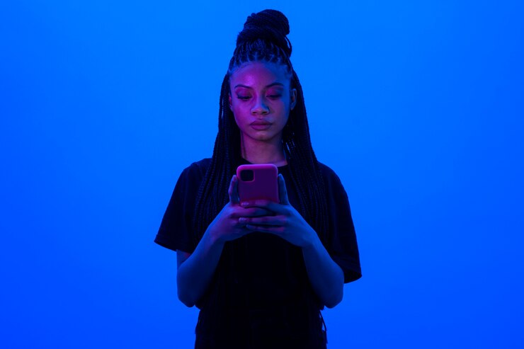 Gratis Foto medium shot vrouw met smartphone