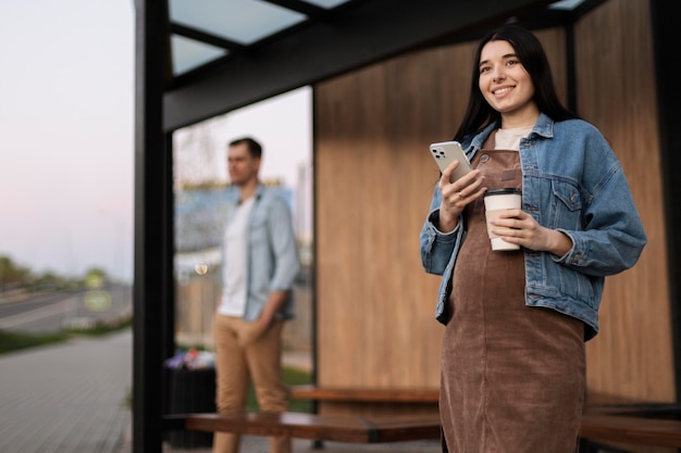 Gratis foto medium shot vrouw met telefoon