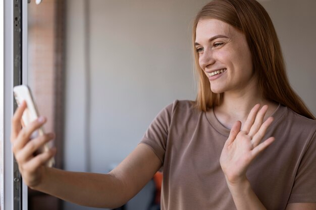 Medium shot vrouw met telefoon