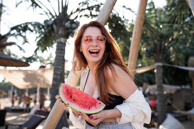 Gratis foto medium shot vrouw met watermeloenplakje