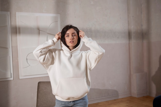 Medium shot vrouw met witte hoodie