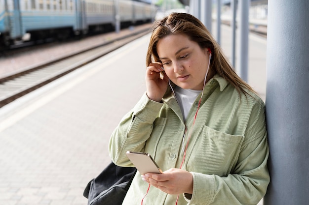 Medium shot vrouw op treinstation woman