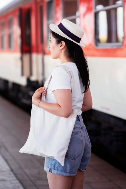 Gratis foto medium shot vrouw op treinstation