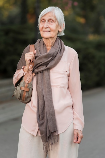 Gratis foto medium shot vrouw poseren in park