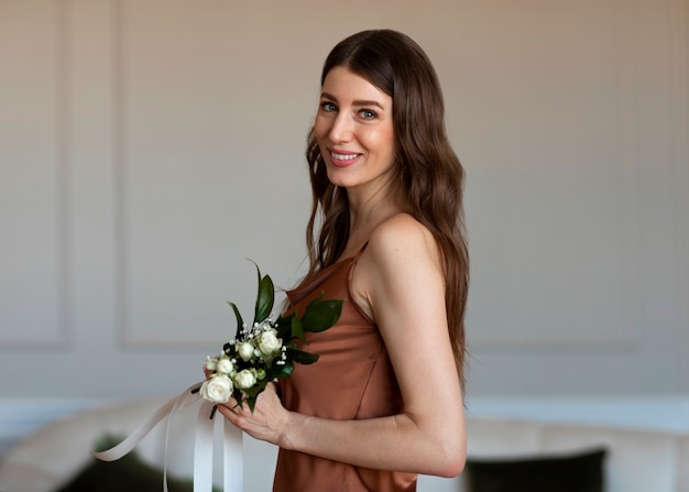 Gratis foto medium shot vrouw poseren met bloemen