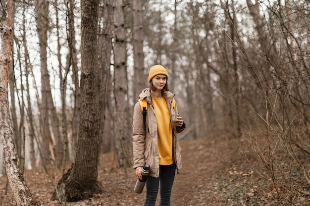 Gratis foto medium shot vrouw poseren met kolf