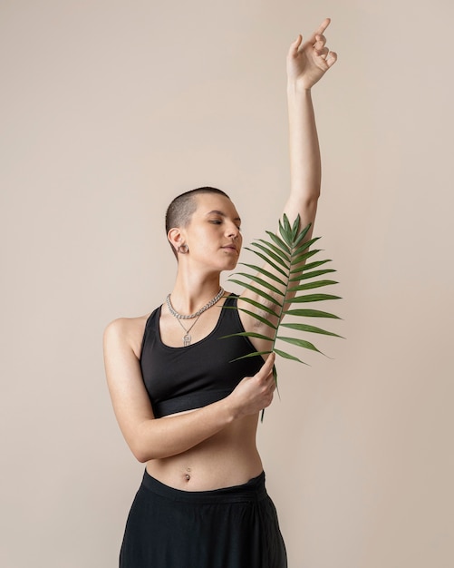 Medium shot vrouw poseren met plant