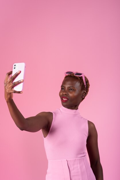 Medium shot vrouw poseren met roze outfit