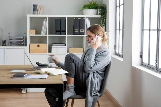 Medium shot vrouw praten over de telefoon