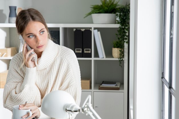 Medium shot vrouw praten over de telefoon