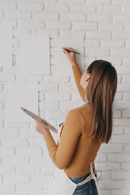 Medium shot vrouw schilderij aan de muur