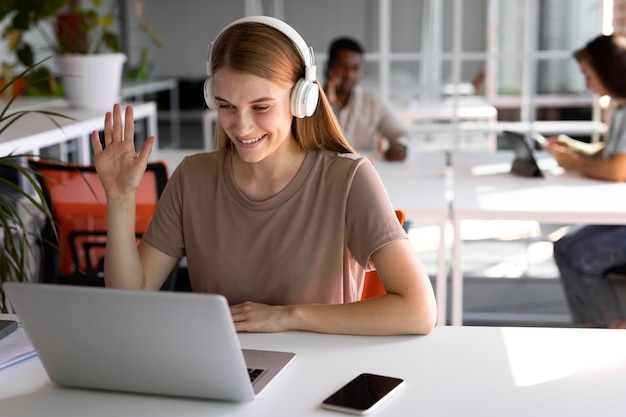 Gratis foto medium shot vrouw zit aan bureau