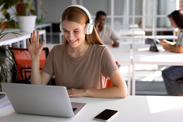 Medium shot vrouw zit aan bureau