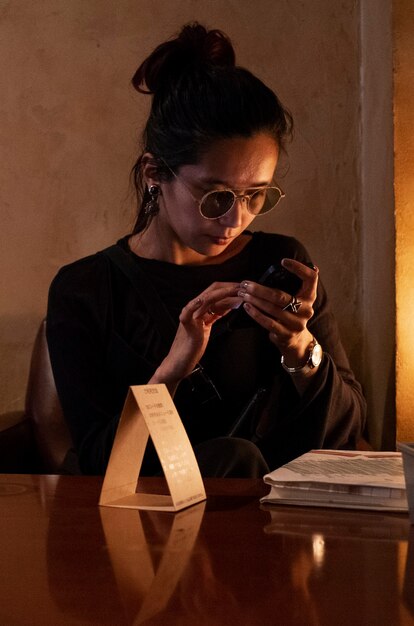 Medium shot vrouw zittend aan tafel