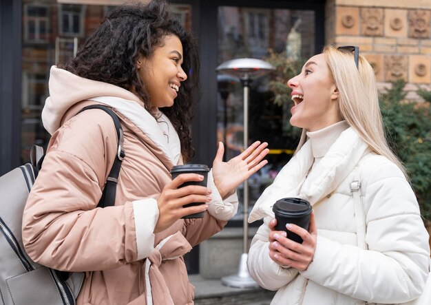 Medium shot vrouwen chatten