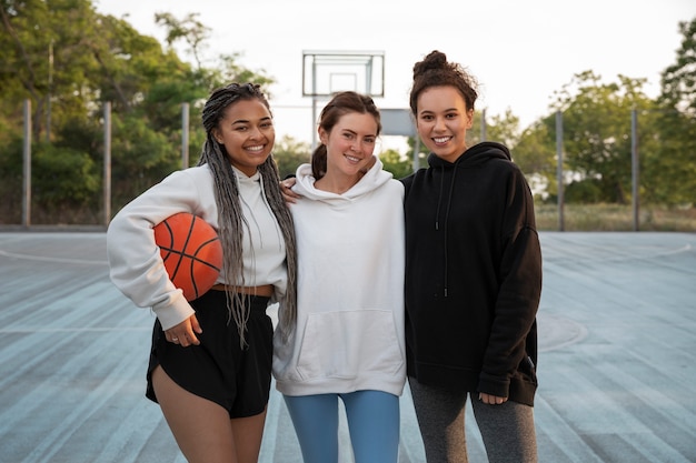 Gratis foto medium shot vrouwen die basketbal spelen