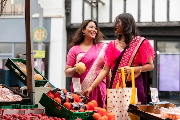 Gratis foto medium shot vrouwen die boodschappen doen