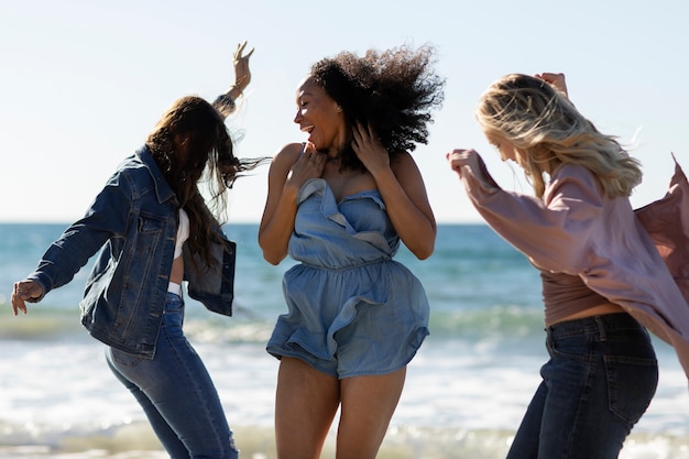 Medium shot vrouwen die dansen op het strand