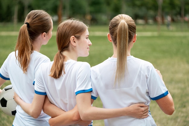 Medium shot vrouwen die elkaar vasthouden