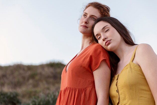 Medium shot vrouwen die genieten van de natuur