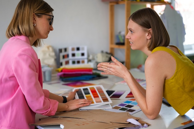 Medium shot vrouwen die kleuren testen