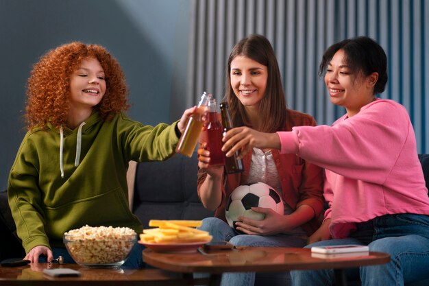 Medium shot vrouwen die naar sport kijken